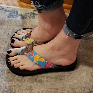 Gently used this unisa cushy flip flops